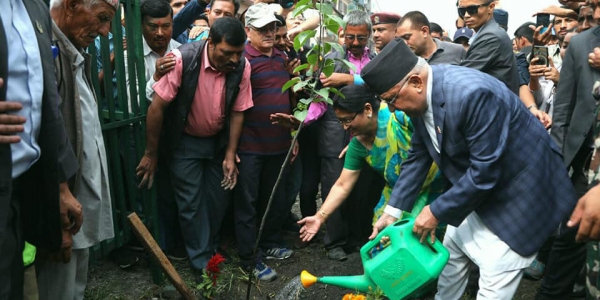 वृक्षारोपण अभियान शुरु : आफुले रोपेको विरुवालाई सन्तान झै माया गरेर हुर्काउन प्रधानमन्त्री ओली