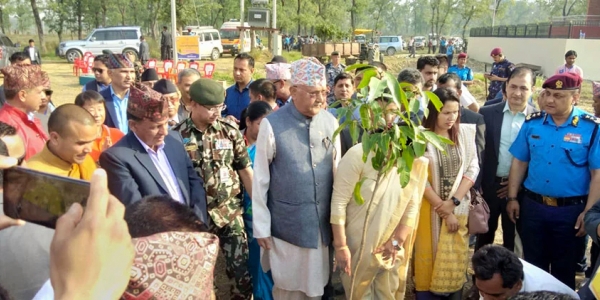 लुम्बिनी नयाँ ग्राममा प्रधानमन्त्रीले रोपे आँपको बिरुवा