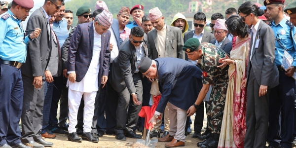 साबेल चलाएर प्रधानमन्त्रीले शिलान्यास गरे अप्टिकल फाइबर बिछ्याउने कार्य